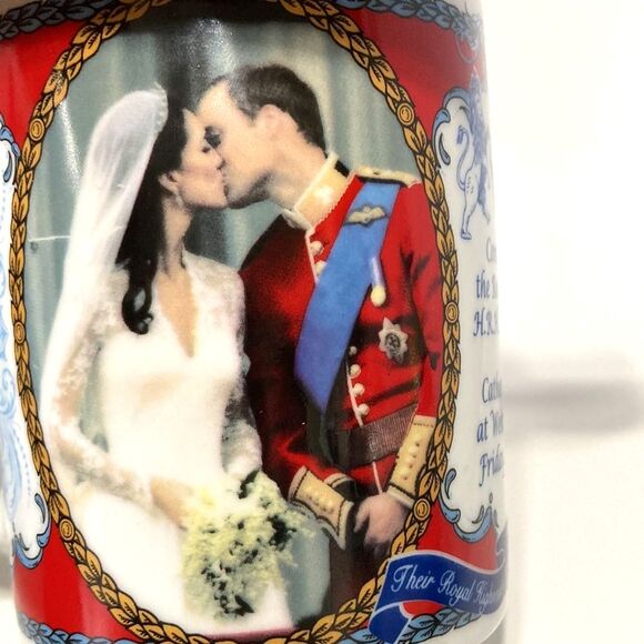 ROYAL WEDDING Prince William Kissing Catherine Kate Middleton Commemorative Mug - Picture 9 of 10